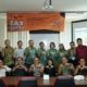 Sejumlah dosen dan karyawan bersama relawan pajak yang tergabung dalam Tax Center Universitas Mulia foto bersama, Jumat (10/3/2023). Foto: Fian/Media Kreatif