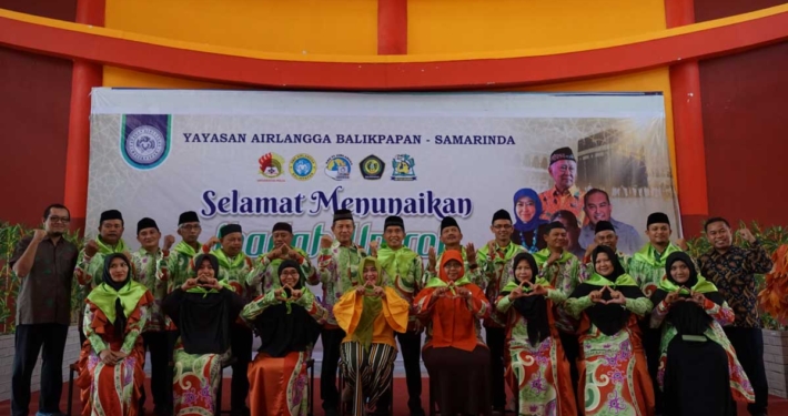 Wakil Rektor Yusuf Wibisono dan Wisnu Hera berfoto bersama jamaah umrah Yayasan Airlangga. Foto: Media Kreatif