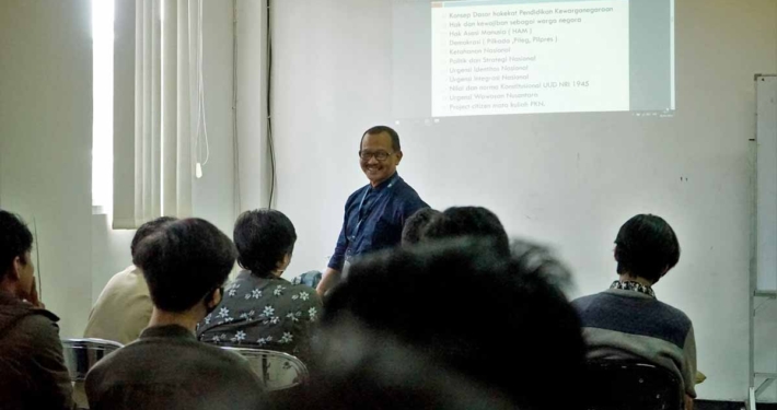 Drs. Suprijadi, M.Pd ketika mengawali perkuliahan Pendidikan Kewarganegaraan Semester Genap 2022/2023, Senin (6/3/2023). Foto: Nadya