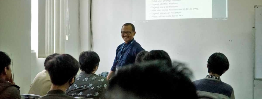 Drs. Suprijadi, M.Pd ketika mengawali perkuliahan Pendidikan Kewarganegaraan Semester Genap 2022/2023, Senin (6/3/2023). Foto: Nadya