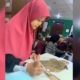 Salah satu mahasiswa Farmasi tengah melakukan praktik persiapan spesimen herbarium di Herbarium Wanariset BPSILHK Samboja. Foto: Facebook Bpsilhk Samboja