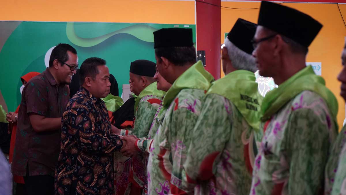 Wakil Rektor Yusuf Wibisono dan Winsu Hera Pamungkas memberikan selamat kepada seluruh jamaah umrah Yayasan Airlangga. Foto: Media Kreatif