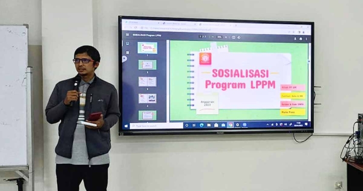 Kepala LPPM Universitas Mulia Richki Hardi, S.T., M.Eng saat memaparkan program LPPM di Ruang SmartClassroom Lantai 3, Rabu (5/4/2023). Foto: Nariza