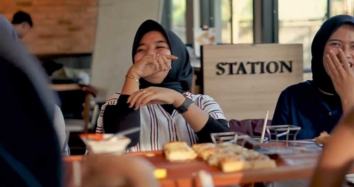 Keseruan mahasiswa menikmati Pizza. Foto: UMTV