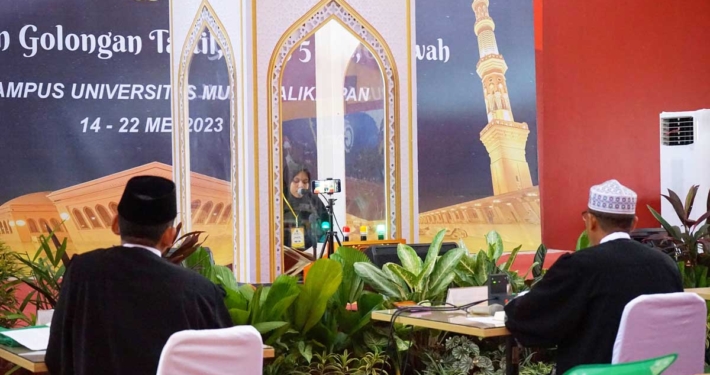 Salah seorang peserta MTQ ke-44 Kaltim yang tampil di Aula Cheng Ho, Universitas Mulia, Rabu (17/5/2023). Foto: Nadya
