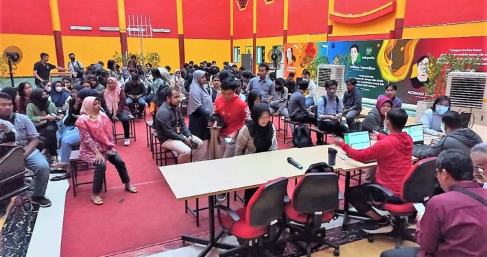 Pendaftaran IKD oleh Disdukcapil Balikpapan di Aula Cheng Ho Universitas Mulia, Selasa (9/5) malam. Foto: Wahyu Nur