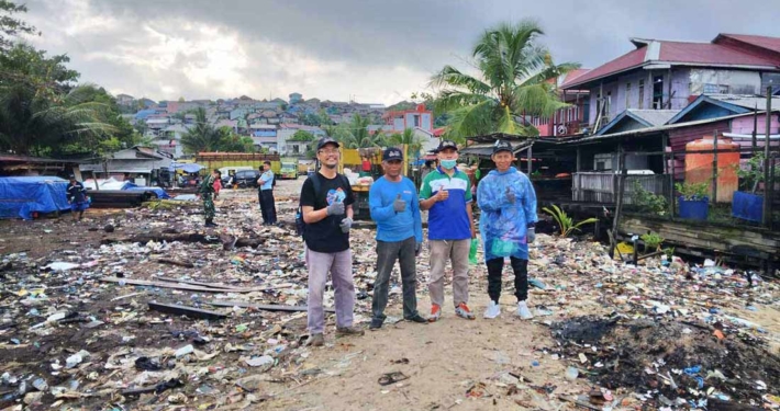 Subur Anugerah bersama anggota komunitas relawan bersih-bersih pantai di lokasi. Foto: Istimewa