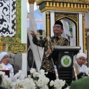 Menteri Koordinator Politik Hukum dan Keamanan RI Mahfud MD berdiskusi tokoh agama dan tokoh masyarakat di Pondok Pesantren Syekh Muhammad Arsyad Albanjari Balikpapan, Selasa (20/6). Foto: Subur