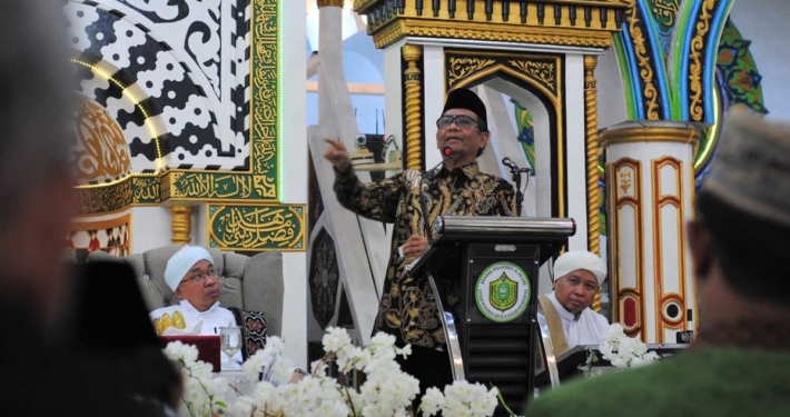 Menteri Koordinator Politik Hukum dan Keamanan RI Mahfud MD berdiskusi tokoh agama dan tokoh masyarakat di Pondok Pesantren Syekh Muhammad Arsyad Albanjari Balikpapan, Selasa (20/6). Foto: Subur