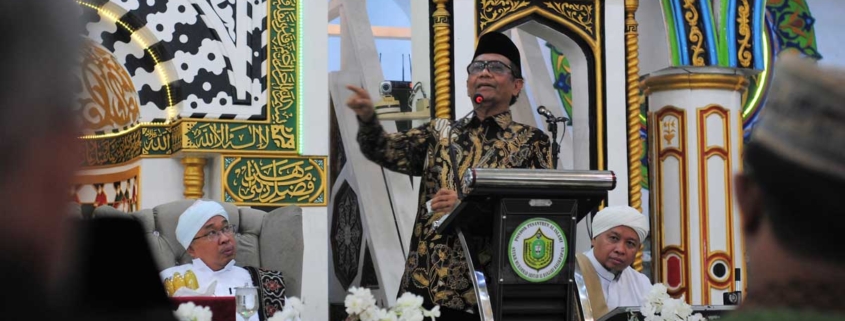 Menteri Koordinator Politik Hukum dan Keamanan RI Mahfud MD berdiskusi tokoh agama dan tokoh masyarakat di Pondok Pesantren Syekh Muhammad Arsyad Albanjari Balikpapan, Selasa (20/6). Foto: Subur