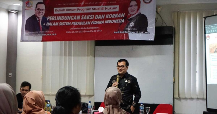 Dr. Maneger Nasution saat memberikan kuliah umum Perlindungan Saksi dan Korban dalam Sistem Peradilan Pidana Indonesia. Foto: Fian Abelian