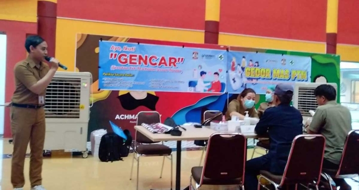 Petugas Kesehatan UPTD Puskesmas Kelurahan Damai Kec. Balikpapan Selatan memberikan pengarahan kepada peserta, Selasa (20/6). Foto: Istimewa