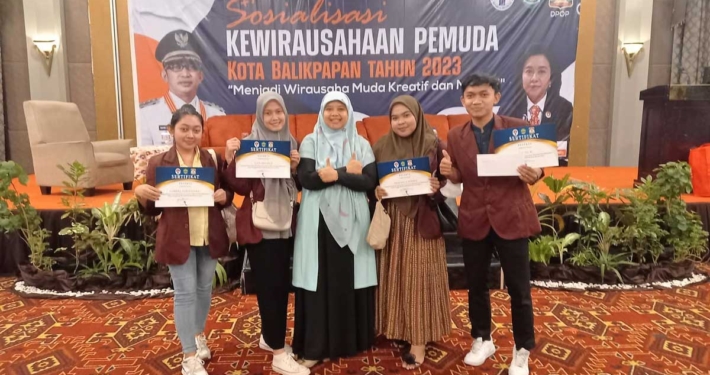 Dr. Linda Fauziyah, S.Pd., M.Pd bersama sebagian mahasiswanya usai mengikuti sosialisasi dan mendapatkan sertfikat dari DPOP Kota Balikpapan, Kamis (25/5). Foto: Istimewa