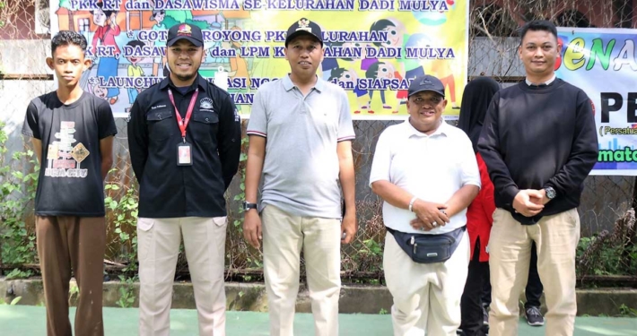 Bagus Indrayana (paling kiri) bersama pengelola PSDKU Samarinda dan Lurah Dadi Mulya Syamsu Alam (tengah). Foto: PSKDU Samarinda