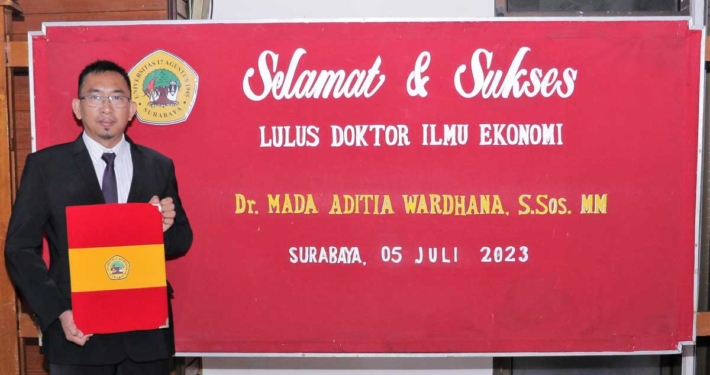 Mada Aditia Wardhana berhasil meraih gelar Doktor Ilmu Ekonomi dalam Rapat Ujian Terbuka Promosi Doktor, Program Studi Doktor Ilmu Ekonomi, Fakultas Ekonomi dan Bisnis Untag Surabaya, Rabu (5/7). Foto: dok. Untag