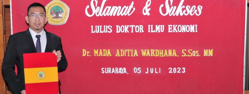 Mada Aditia Wardhana berhasil meraih gelar Doktor Ilmu Ekonomi dalam Rapat Ujian Terbuka Promosi Doktor, Program Studi Doktor Ilmu Ekonomi, Fakultas Ekonomi dan Bisnis Untag Surabaya, Rabu (5/7). Foto: dok. Untag