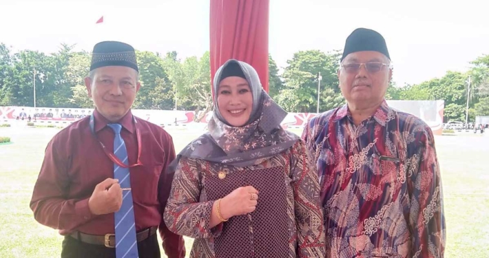 Rektor Prof. Rusli didampingi Dr. Hj. Sri Ayu Astuti, S.H., M.Hum dan Drs. Akhmad Priyanto saat menghadiri Upacara Detik-detik Proklamasi Kemerdekaan ke-78 Ri yang diselenggarakan Pemerintah Kota Balikpapan di Lapangan Merdeka, Kamis (17/8). Foto: Istimewa
