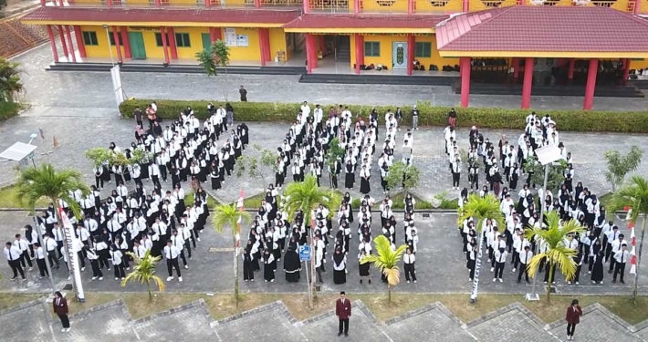 Barisan Mahasiswa Baru 2023 peserta Upacara Pengibaran Bendera Merah Putih Peringatan HUT ke-78 RI di Universitas Mulia, Kamis (17/8). Foto: Puskomjar