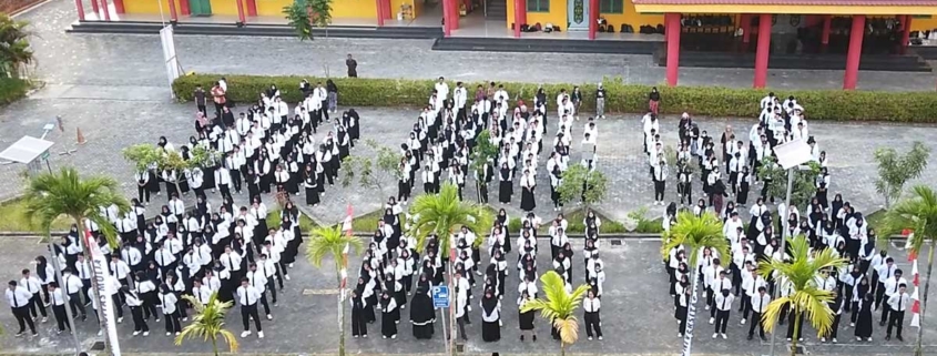 Barisan Mahasiswa Baru 2023 peserta Upacara Pengibaran Bendera Merah Putih Peringatan HUT ke-78 RI di Universitas Mulia, Kamis (17/8). Foto: Puskomjar
