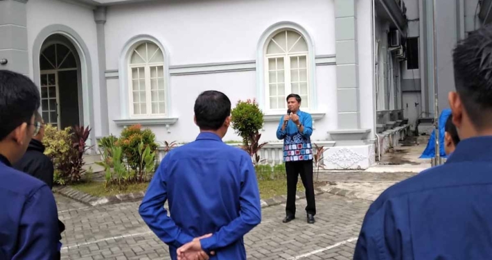 Rektor Prof. Muhammad Ahsin Rifa'i saat memberikan pengarahan pada apel pagi, Senin (18/9). Foto: Puskomjar