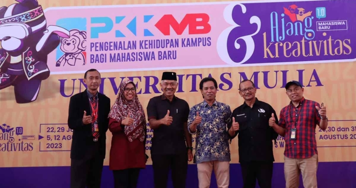 Budiono Wakil Ketua DPRD Kota Balikpapan bersama dengan panitia PKKMB 2023 Universitas Mulia. Foto: Humas
