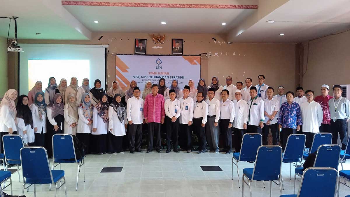 Prof. Dr. Muhammad Ahsin Rifa'i foto bersama seluruh peserta wokshop Fakultas Tarbiyah dan Keguruan UIN Antasari Banjarmasin. Foto: Istimewa