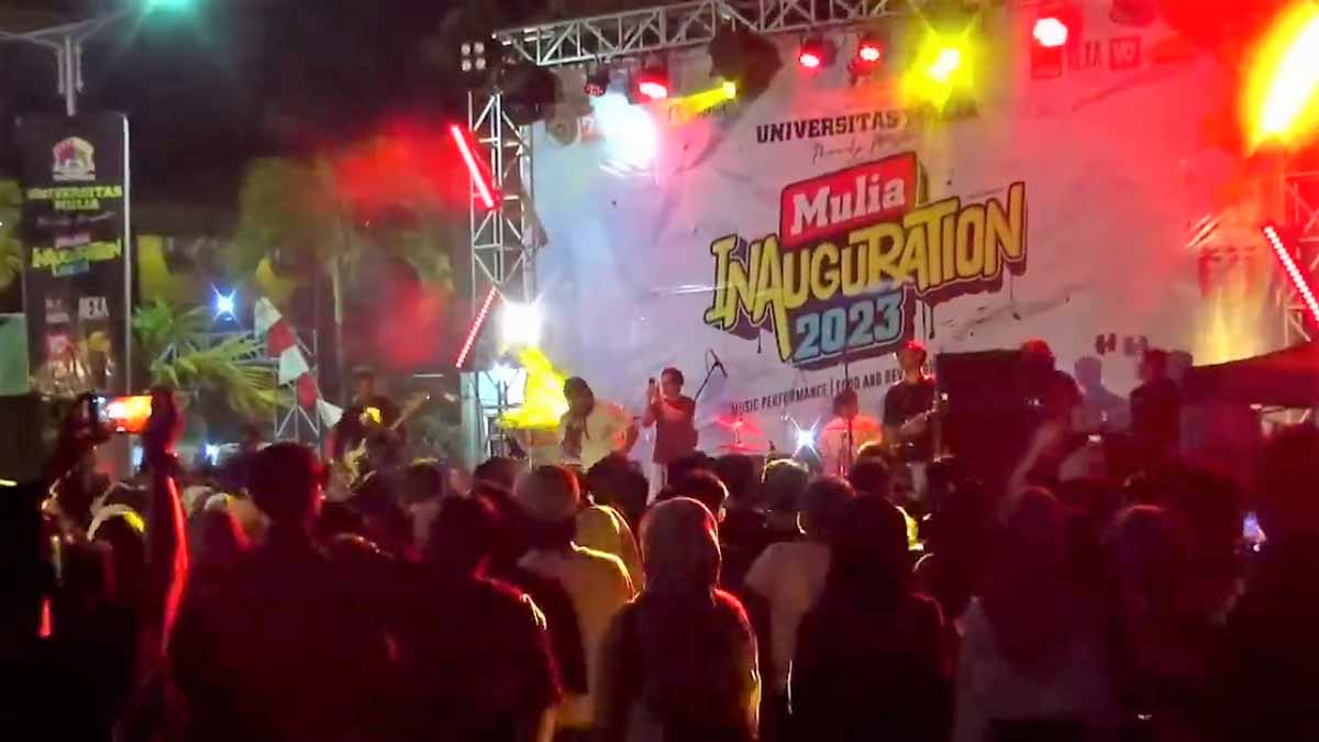Malam Inagurasi 2023 diakhiri dengan aksi bersama Band Teras Kaca, Kamis (31/8). Foto: YouTube