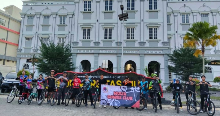 Mulia Gowes Club yang beranggotakan dosen, karyawan, dan mahasiswa mengawali kegiatan bersepeda mengisi Libur Maulid Nabi Muhammad pada Kamis (28/9) melalui rute Kampus - Pantai Melawai - Kampus. Foto: Istimewa