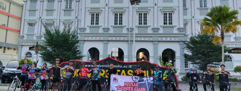 Mulia Gowes Club yang beranggotakan dosen, karyawan, dan mahasiswa mengawali kegiatan bersepeda mengisi Libur Maulid Nabi Muhammad pada Kamis (28/9) melalui rute Kampus - Pantai Melawai - Kampus. Foto: Istimewa