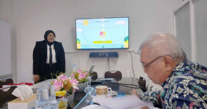 Prof. Rusli tampak menyimak salah seorang mahasiswa Program Studi S1 Informatika yang sedang menjalankan Seminar Hasil Skripsi, (7/8/2023). Foto: Puskomjar