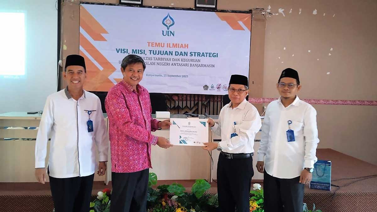 Prof. Dr. Muhammad Ahsin Rifa'i menerima piagam dari Dekan Fakultas Tarbiyah dan Keguruan UIN Antasari Banjarmasin Dr. H. Hamdan, M.Pd. Foto: Istimewa