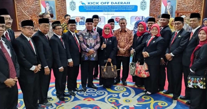 Drs. Suprijadi, M.Pd bersama anggota Dewan Pendidikan Kaltim 2023-2027 berfoto bersama Gubernur Isran Noor dan Wakil Gubernur Hadi Mulyadi, bertempat di ruang Ruhui Rahayu Kantor Gubernur Kalimantan Timur, Selasa (26/9). foto: Istimewa