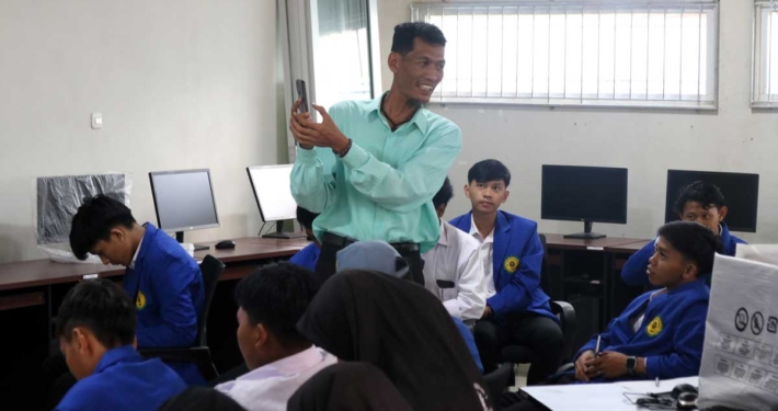 Haerullah saat memberikan workshop pemanfaatan AI kepada siswa-siswi SMK 2 Muhammaiyah Samarinda. Foto: dok. PSDKU Samarinda