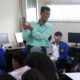 Haerullah saat memberikan workshop pemanfaatan AI kepada siswa-siswi SMK 2 Muhammaiyah Samarinda. Foto: dok. PSDKU Samarinda