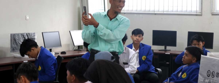 Haerullah saat memberikan workshop pemanfaatan AI kepada siswa-siswi SMK 2 Muhammaiyah Samarinda. Foto: dok. PSDKU Samarinda