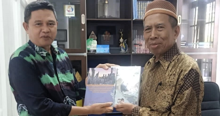 Rektor Prof. Dr. Ir. Muhammad Ahsin Rifa'i menerima buku karya Dr. H. Sudarmo, S.H., M.M di ruang kerjanya, Jumat (20/10). Foto: Istimewa