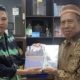 Rektor Prof. Dr. Ir. Muhammad Ahsin Rifa'i menerima buku karya Dr. H. Sudarmo, S.H., M.M di ruang kerjanya, Jumat (20/10). Foto: Istimewa