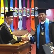 Dr. Ivan Armawan berjabat tangan dengan Rektor Universitas Negeri Malang Prof. Dr. Hariyono, M.Pd, pada Wisuda Periode 122 Tahun 2023, Sabtu (11/11). Foto: Istimewa