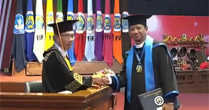 Dr. Ivan Armawan berjabat tangan dengan Rektor Universitas Negeri Malang Prof. Dr. Hariyono, M.Pd, pada Wisuda Periode 122 Tahun 2023, Sabtu (11/11). Foto: Istimewa