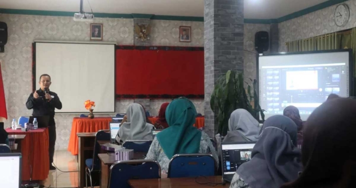 Muhammad Yani, S.Kom., M.T.I melaksanakan workshop media pembelajaran untuk para guru SMK Negeri 4 Samarinda, Sabtu (11/11). Workshop bertempat di SMKN 4 Samarinda, Jalan KH Ahmad Dahlan No.4 Sungai Pinang Luar, Samarinda, Kalimantan Timur. Foto: Istimewa