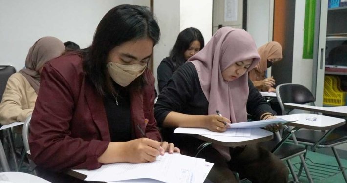 Mahasiswa Universitas Mulia sedang mengerjakan UTS berupa ujian tulis manual di ruang kelas, Senin (6/11). Foto: Vio L/Media Kreatif