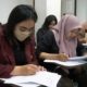 Mahasiswa Universitas Mulia sedang mengerjakan UTS berupa ujian tulis manual di ruang kelas, Senin (6/11). Foto: Vio L/Media Kreatif