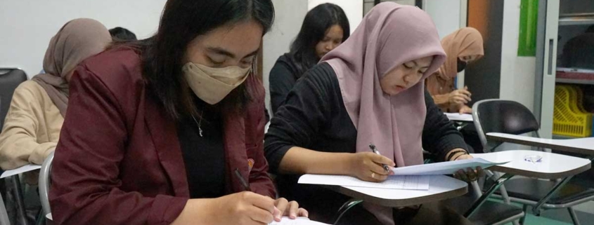 Mahasiswa Universitas Mulia sedang mengerjakan UTS berupa ujian tulis manual di ruang kelas, Senin (6/11). Foto: Vio L/Media Kreatif