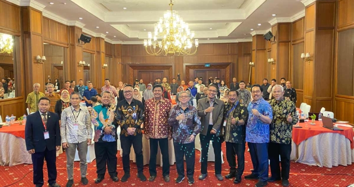 Narasumber Simposium Ketahanan Pangan dan Teknologi Informasi 2024 bersama para undangan, berlangsung di Hotel Grand Senyiur Balikpapan, Sabtu (25/11/2023). Foto: Nadya/Media Kreatif