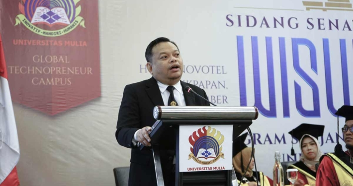 Tenaga Ahli IT dan Kota Cerdas Kedeputian Bidang Transformasi Hijau dan Digital Prof. Yudho Giri Sucahyo, S.Kom., M.Kom., Ph.D., CISA., CISM mewakili Kepala Otorita Ibu Kota Nusantara (OIKN) Ir. Bambang Susantono, MCP., MSCE., Ph.D memberikan orasi ilmiah seputar IKN pada Wisuda Sarjana dan Diploma Universitas Mulia Tahun 2023, Sabtu (18/11). Foto: Nadya/Media Kreatif