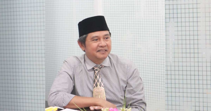 Rektor Prof. Dr. Ir. Muhammad Ahsin Rifa'i saat menerima tamu di ruang kerjanya, Kamis (5/10). Foto: Media Kreatif