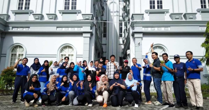 Rektor Prof. Dr. Ir. Muhammad Ahsin bersama instruktur dan peserta senam aerobik, Jumat (8/12). Foto: Istimewa
