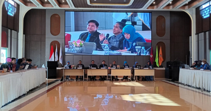 Dari kiri ke kanan Rektor Prof. Dr. Ir. Muhammad Ahsin Rifa'i, Dr. Agung Sakti Pribadi, dan Hj. Mulia Hayati Deviantie pada Rapat Koordinasi Universitas Mulia, di Aula Cheng Ho, Jumat (29/12). Foto: Istimewa