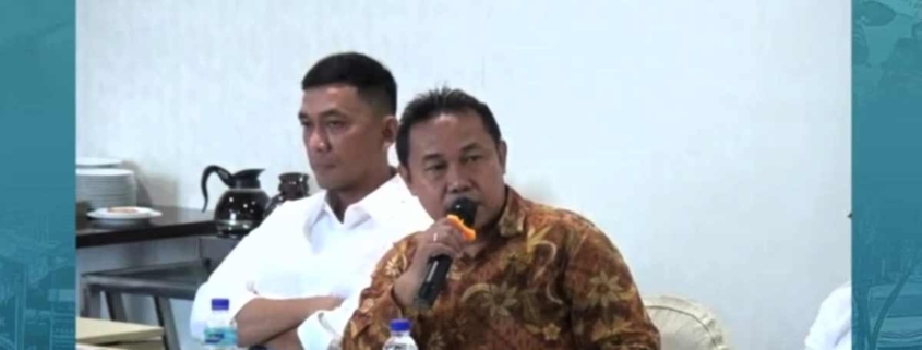 Akademisi Universitas Mulia Yusuf Wibisono ketika berbicara dalam diskusi publik membahas permasalahan distribusi BBM. Di sebelahnya Christofel Ketua DPC Hiswana Migas Balikpapan. Foto: YouTube.