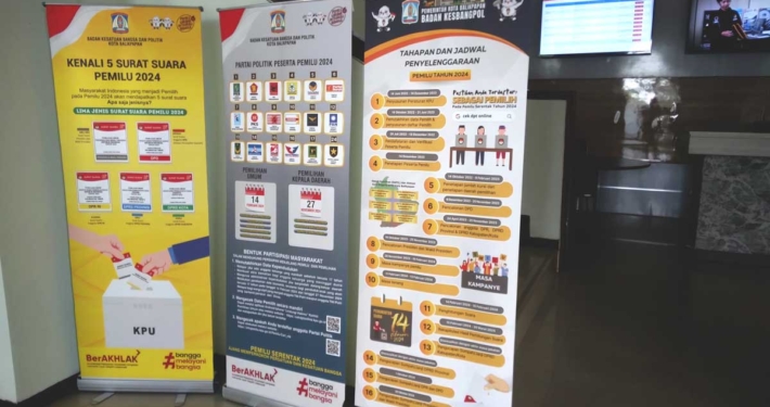 Pemerintah Kota Balikpapan melalui Badan Kesatuan Bangsa dan Politik (Kesbangpol) melakukan sosialisasi penyebaran informasi pelaksanaan pesta Demokrasi melalui Banner yang dipasang di Kampus Universitas Mulia. Foto: Istimewa